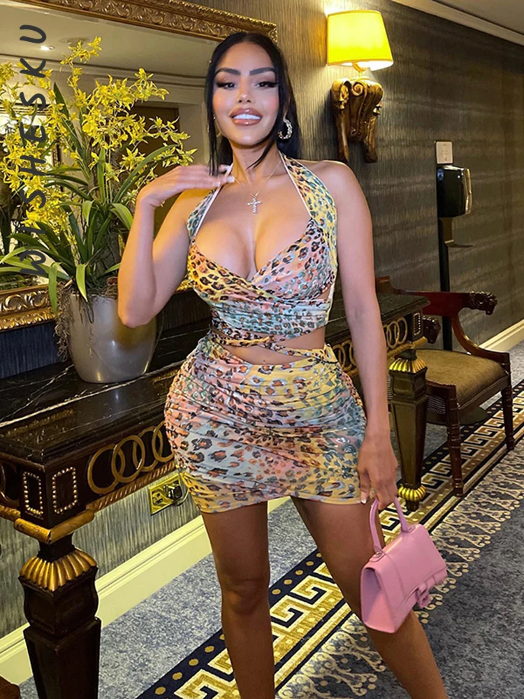 Женское мини-платье с леопардовым принтом, открытой спиной и лямкой на шее
Женское мини-платье с леопардовым принтом, открытой спиной и лямкой на шее