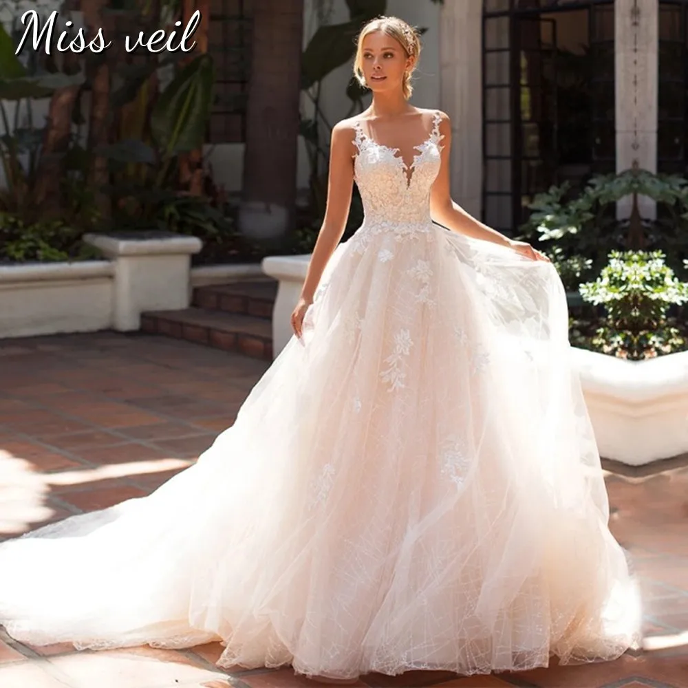 Miss Veil Backless Wedding Dress A-Line Lace Appliques Boho Sleeveless Bridal Gown Tulle Button Illusion Vestido de casamento
Miss Veil Backless Wedding Dress A-Line Lace Appliques Boho Sleeveless Bridal Gown Tulle Button Illusion Vestido de casamento