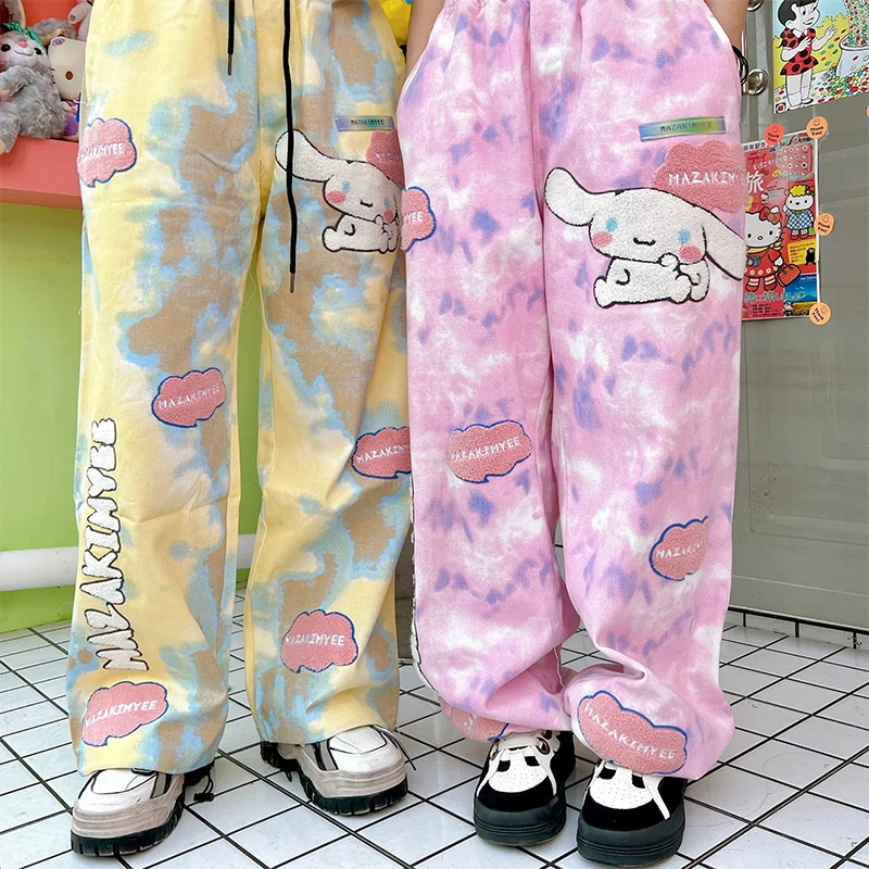 Комбинезон Sanrioed Cinnamoroll с рисунком из мультфильма, милая и крутая Весенняя и блестящая вышивка, прямые свободные брюки для пар
Комбинезон Sanrioed Cinnamoroll с рисунком из мультфильма, милая и крутая Весенняя и блестящая вышивка, прямые свободные брюки для пар