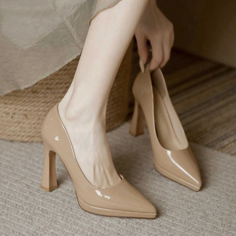 Женские туфли-лодочки на высоком каблуке, с острым носком
Женские туфли-лодочки на высоком каблуке, с острым носком