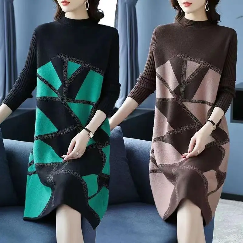 Женское трикотажное платье-свитер в клетку, свободного кроя
Женское трикотажное платье-свитер в клетку, свободного кроя