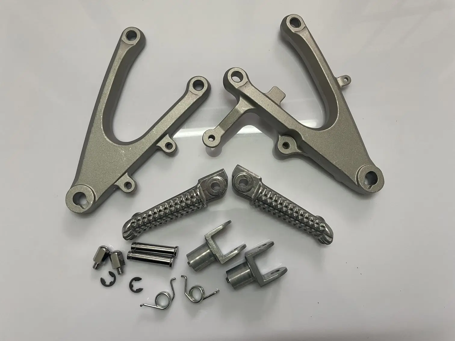 Front Footrest Foot Pedal Peg For YAMAHA YZF-R1 R1 2004-2006 2005 Motorcycle Left Right Mount Bracket 
Front Footrest Foot Pedal Peg For YAMAHA YZF-R1 R1 2004-2006 2005 Motorcycle Left Right Mount Bracket