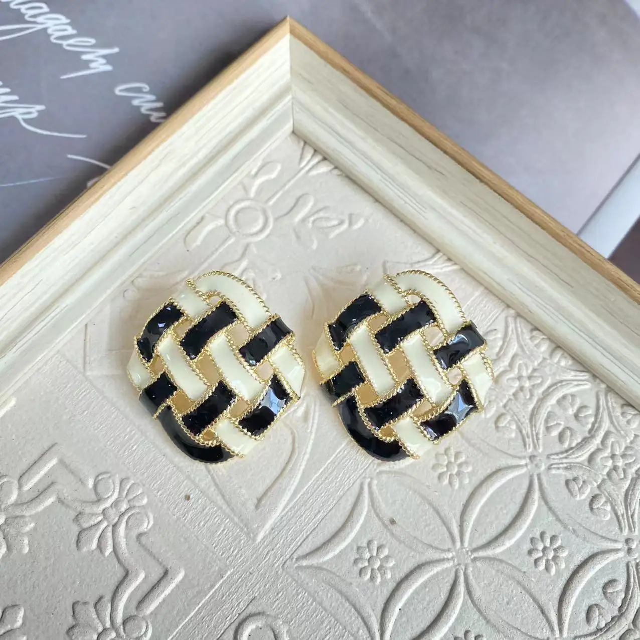 CC Style Fashion Luxury Black White Checkerboard Ear Stud 925 Silver Pin Earrings For Girl Simple Modern Jewlery Accessories 
CC Style Fashion Luxury Black White Checkerboard Ear Stud 925 Silver Pin Earrings For Girl Simple Modern Jewlery Accessories