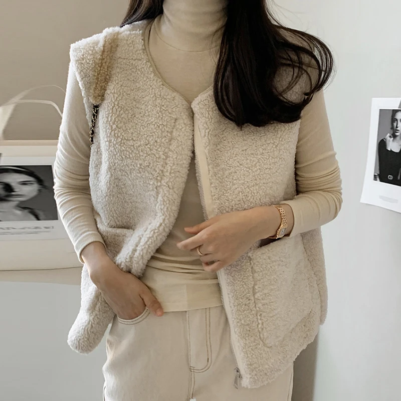 Clothland Women Elegant Fur Waistcoat V Neck Sleeveless Jacket Zipper Pockets White Brown Vest Outwear Tops Mujer MA77
Clothland Women Elegant Fur Waistcoat V Neck Sleeveless Jacket Zipper Pockets White Brown Vest Outwear Tops Mujer MA77