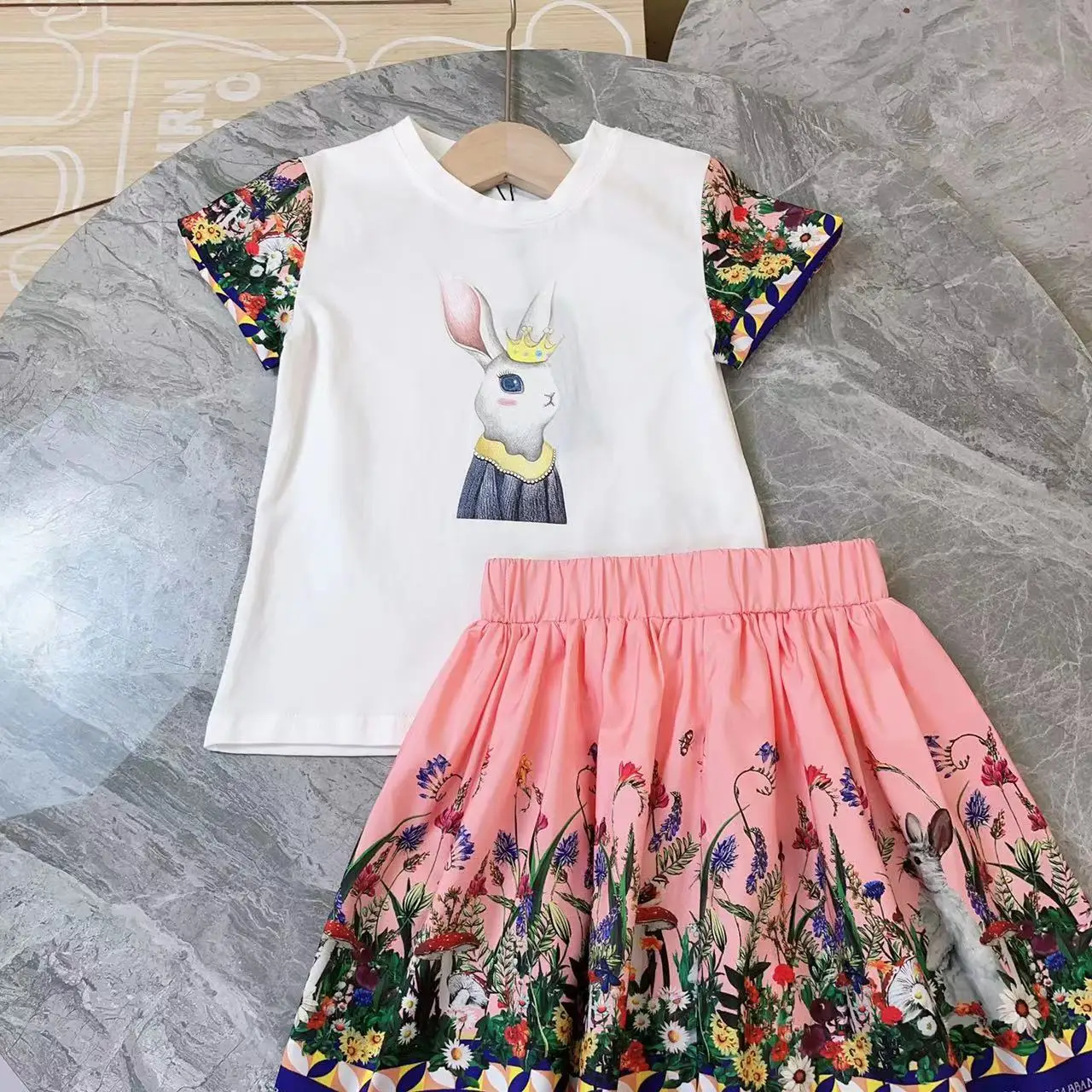 Designer Children's Wear 2023 New Girls' Set Small Fresh Cotton T-shirt Flower Pattern Versatile Princess Dress High Quality
Designer Children's Wear 2023 New Girls' Set Small Fresh Cotton T-shirt Flower Pattern Versatile Princess Dress High Quality