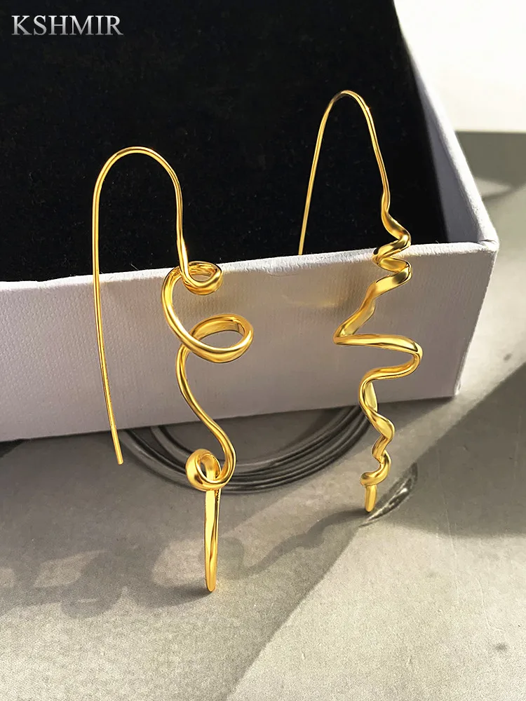 Gold stereoscopic irregular earrings for women Female niche design exaggerated studs cool tone earrings
Gold stereoscopic irregular earrings for women Female niche design exaggerated studs cool tone earrings
