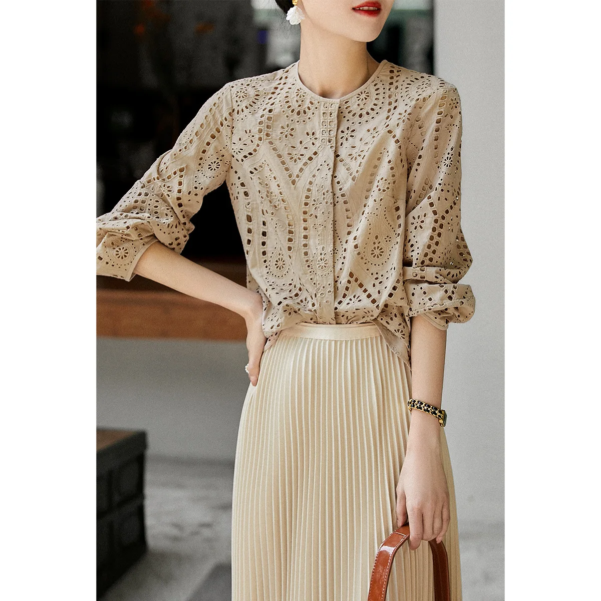 Elegant And Youth Woman Blouses 100% Cotton Hollow Out Embroidered Round Neck Office Lady Shirts And Blouses
Elegant And Youth Woman Blouses 100% Cotton Hollow Out Embroidered Round Neck Office Lady Shirts And Blouses