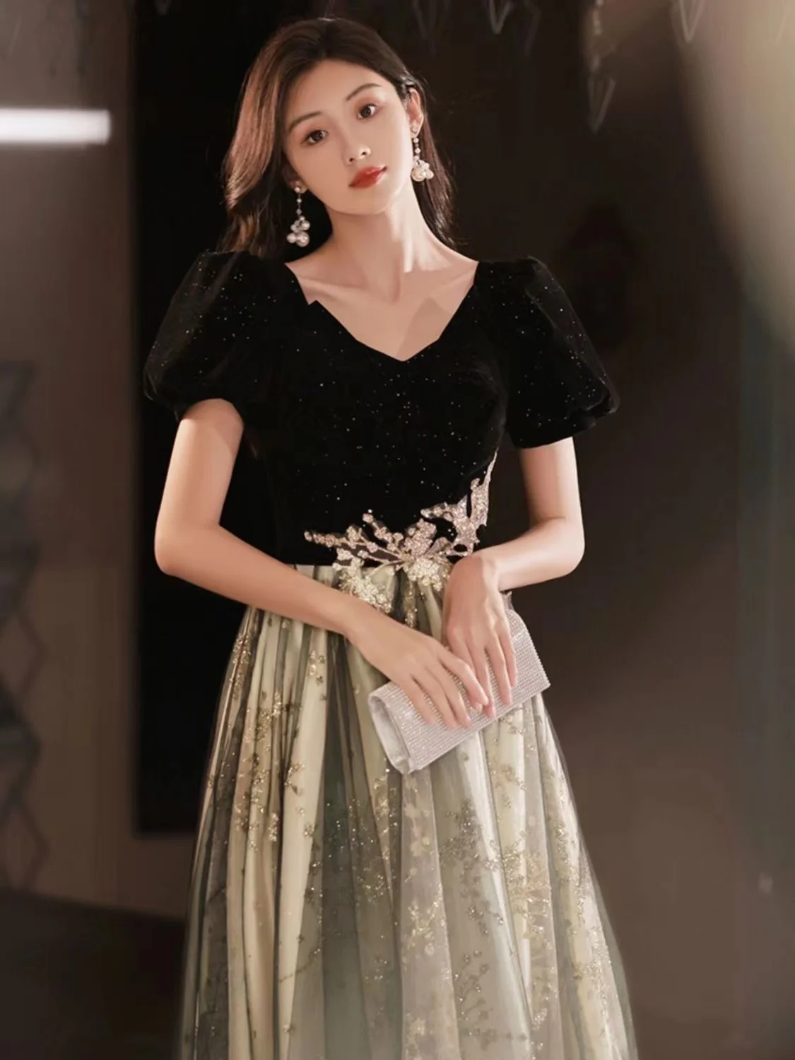 Black Retro Evening Dress Women Elegant A-Line V-Neck Applique Sequined Short Sleeve Tulle Pleat Floor-Length Banquet Party Gown
Black Retro Evening Dress Women Elegant A-Line V-Neck Applique Sequined Short Sleeve Tulle Pleat Floor-Length Banquet Party Gown