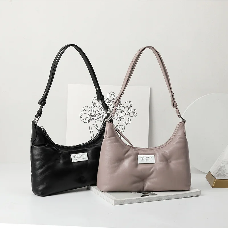 New Trend Women Pleated Handbag Sponge Underarm Bag Lady Cloud Pattern Messenger Bag Pillow Bag Girls Daily Coin Purse Handbag
New Trend Women Pleated Handbag Sponge Underarm Bag Lady Cloud Pattern Messenger Bag Pillow Bag Girls Daily Coin Purse Handbag