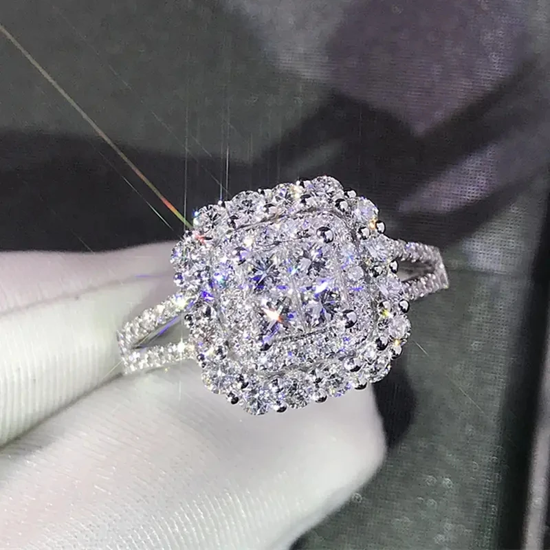 Luxury Silver Color Inlaid White Zircon Rings Exquisite Fashion Party Engagement Wedding Rings for Women Jewelry
Luxury Silver Color Inlaid White Zircon Rings Exquisite Fashion Party Engagement Wedding Rings for Women Jewelry