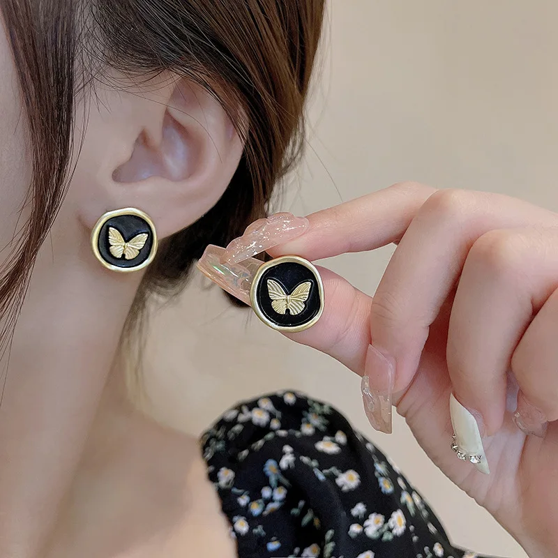 Retro French Butterfly Earrings Women's Black Vintage Round New Stud Earring Fresh Earrings New Wholesale
Retro French Butterfly Earrings Women's Black Vintage Round New Stud Earring Fresh Earrings New Wholesale