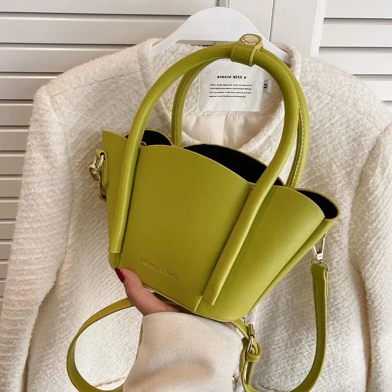 Women Shoulder Bags 2022 PU Leather Purses and Handbags Female Shopper Summer Fashion Casual Solid Color Flower Shape Bucket Bag
Women Shoulder Bags 2022 PU Leather Purses and Handbags Female Shopper Summer Fashion Casual Solid Color Flower Shape Bucket Bag