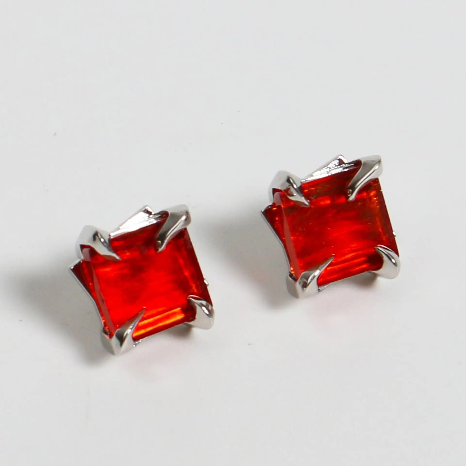 Маленькие индивидуальные серьги-гвоздики в европейском и американском стиле 
Маленькие индивидуальные серьги-гвоздики в европейском и американском стиле