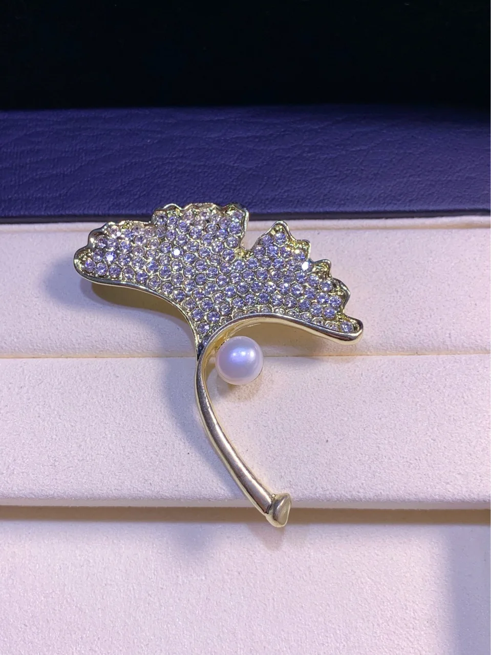 Freshwater pearl brooches new alloy corsage diamond pin jewelry wholesale clothing accessories accessories female manufacturer
Freshwater pearl brooches new alloy corsage diamond pin jewelry wholesale clothing accessories accessories female manufacturer
