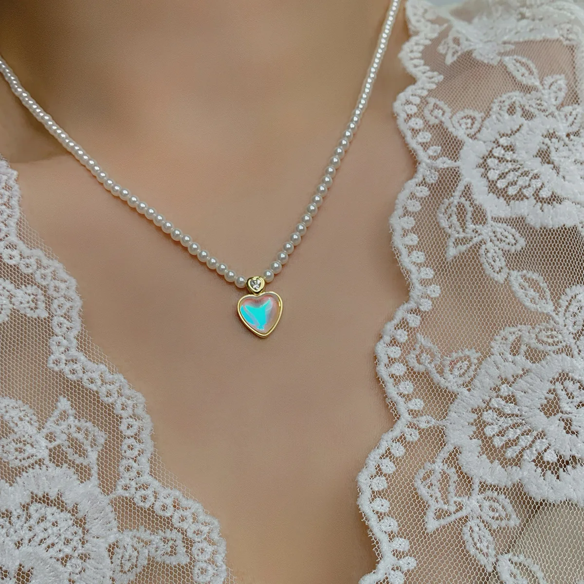 Vintage Fashion Moonstone Pearl Necklace Inlaid Love Pendant Clavicle Chain For Women Party Jewelry Gift
Vintage Fashion Moonstone Pearl Necklace Inlaid Love Pendant Clavicle Chain For Women Party Jewelry Gift
