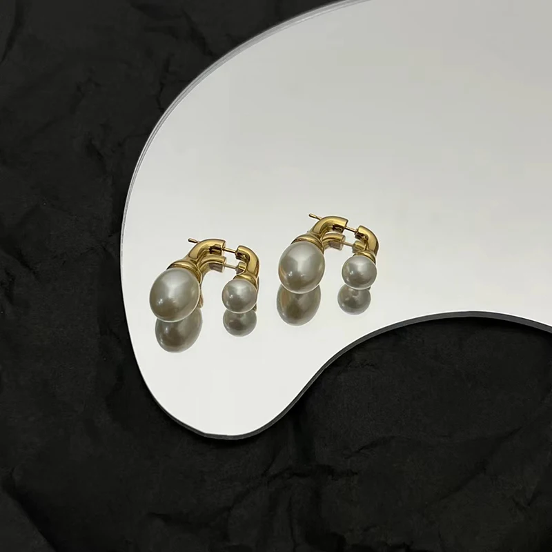 European and American fashion double pearl earrings Original high-quality logo Exquisite women's holiday party gift 
European and American fashion double pearl earrings Original high-quality logo Exquisite women's holiday party gift