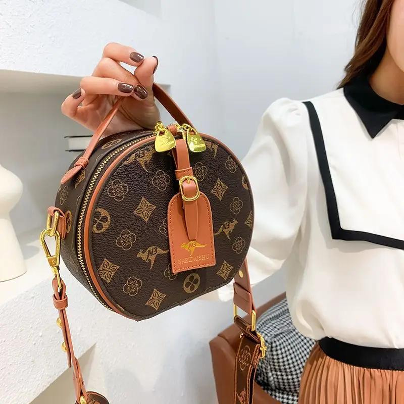 Monogram Pattern Shoulder Circular Bag For Women Luxury Designer Pvc Handbag Retro Makeup Tote Bags Smooth Zipper Box Purpple
Monogram Pattern Shoulder Circular Bag For Women Luxury Designer Pvc Handbag Retro Makeup Tote Bags Smooth Zipper Box Purpple