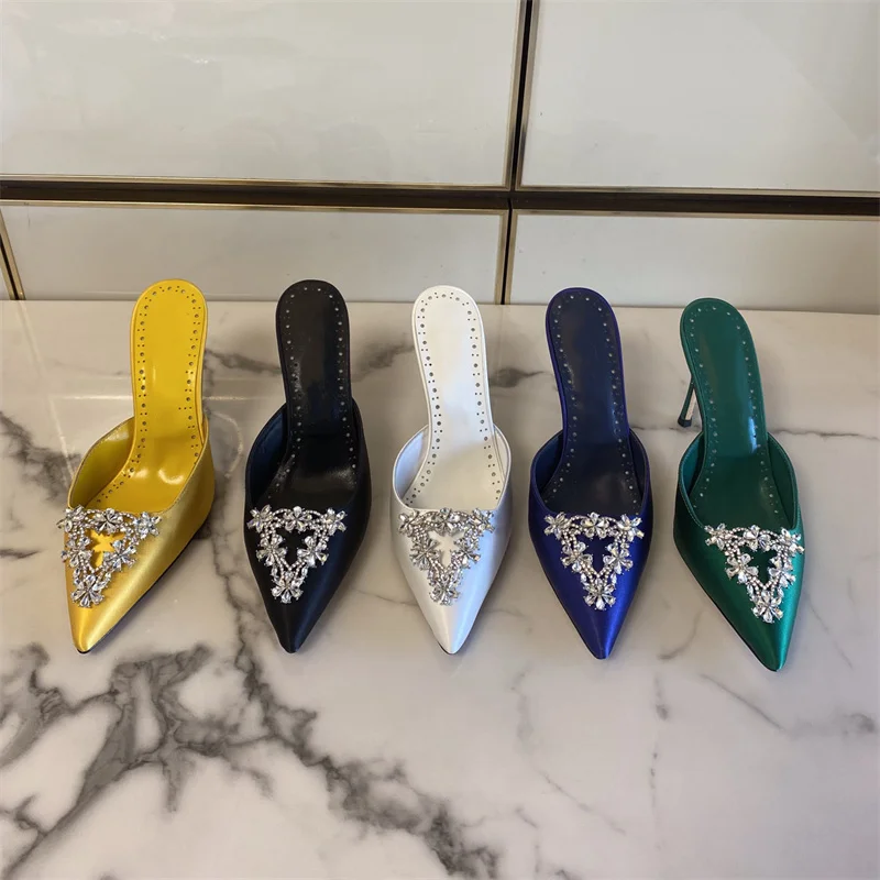 Designer Rhinestone Slippers Fashion Brand Women Sexy Silk Crystal Sandals Lady Pointed Toe Party Banquet Shoes New Summer Shoes
Designer Rhinestone Slippers Fashion Brand Women Sexy Silk Crystal Sandals Lady Pointed Toe Party Banquet Shoes New Summer Shoes