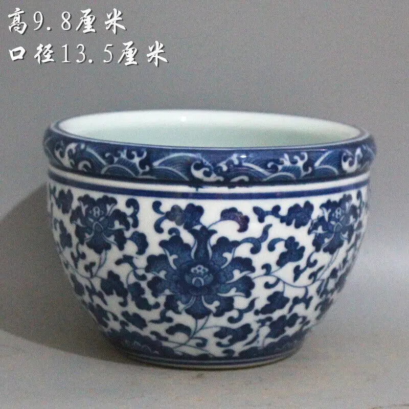 Фарфоровая банка Цин Цяньлун с рисунком лотоса 
Фарфоровая банка Цин Цяньлун с рисунком лотоса