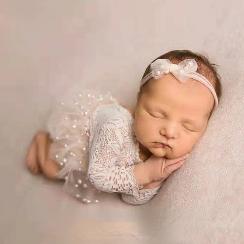 3 Pcs Children's Photography Costume Baby Photo Lace Suit 100 Day Growth Commemorative Photo Items Props Pearl Skirt Romper Suit
3 Pcs Children's Photography Costume Baby Photo Lace Suit 100 Day Growth Commemorative Photo Items Props Pearl Skirt Romper Suit
