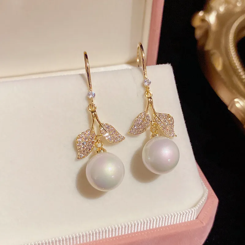 Korean Luxury Zircon Leaf Pearl Drop Earrings with Bling Cubic Zirconia Temperament Women Earring High Quality Trendy Jewelry
Korean Luxury Zircon Leaf Pearl Drop Earrings with Bling Cubic Zirconia Temperament Women Earring High Quality Trendy Jewelry