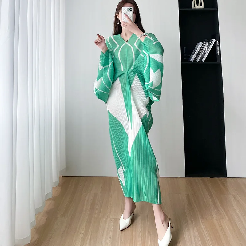 Miyake Style Pleated Dress for Women 2023 Summer New Casual Stylish Loose Plus Size V-neck Batwing Sleeve Luxury Evening Dresses
Miyake Style Pleated Dress for Women 2023 Summer New Casual Stylish Loose Plus Size V-neck Batwing Sleeve Luxury Evening Dresses