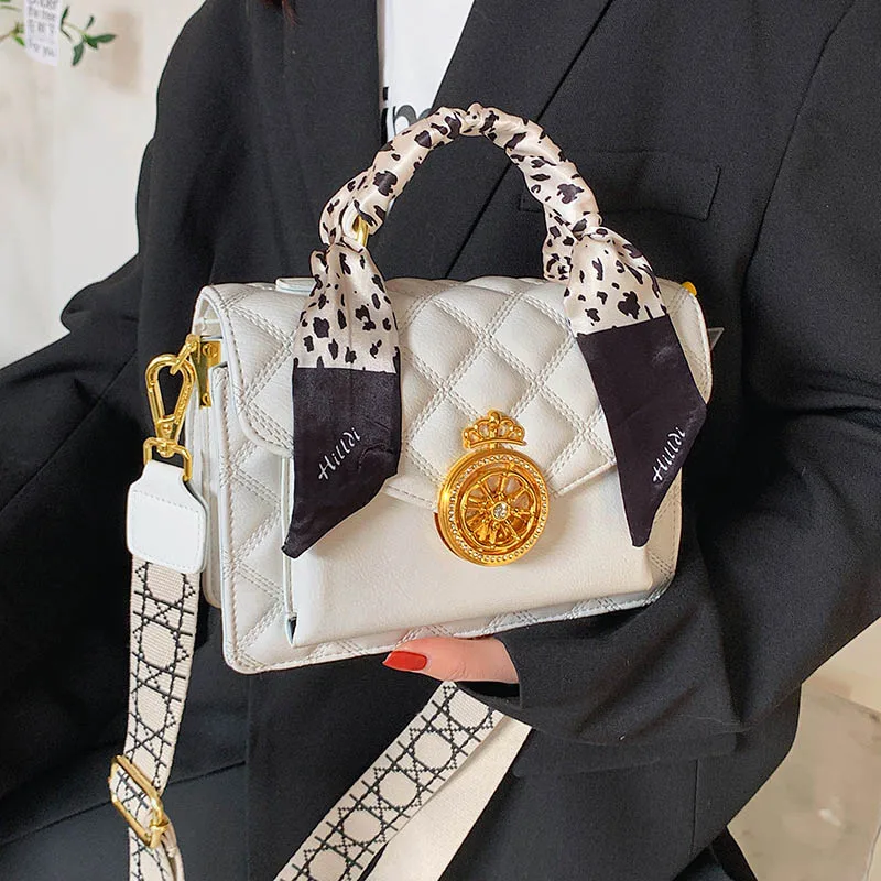 2022 Luxury Chain Women's Shoulder Bag Handbags Brand Designer Crossbody Bag Exquisite Silk Scarf Handle Fashion Female Tote Sac
2022 Luxury Chain Women's Shoulder Bag Handbags Brand Designer Crossbody Bag Exquisite Silk Scarf Handle Fashion Female Tote Sac