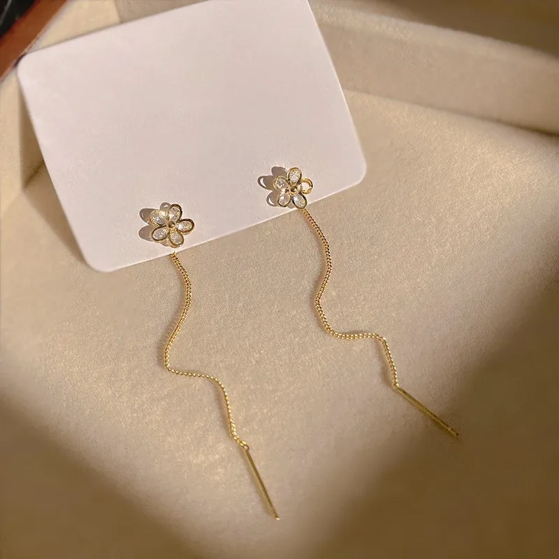 Drop Ear Line Long Tassel Earrings Elegant Delicate Flower Pendant Zircon Earrings Women's Ear Wire Premium Jewelry Party Gifts
Drop Ear Line Long Tassel Earrings Elegant Delicate Flower Pendant Zircon Earrings Women's Ear Wire Premium Jewelry Party Gifts