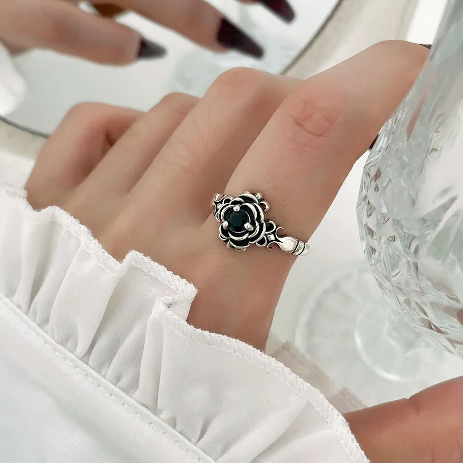 Французское Винтажное кольцо на палец в виде цветка из нержавеющей стали с черным фианитом в готическом стиле
Французское Винтажное кольцо на палец в виде цветка из нержавеющей стали с черным фианитом в готическом стиле