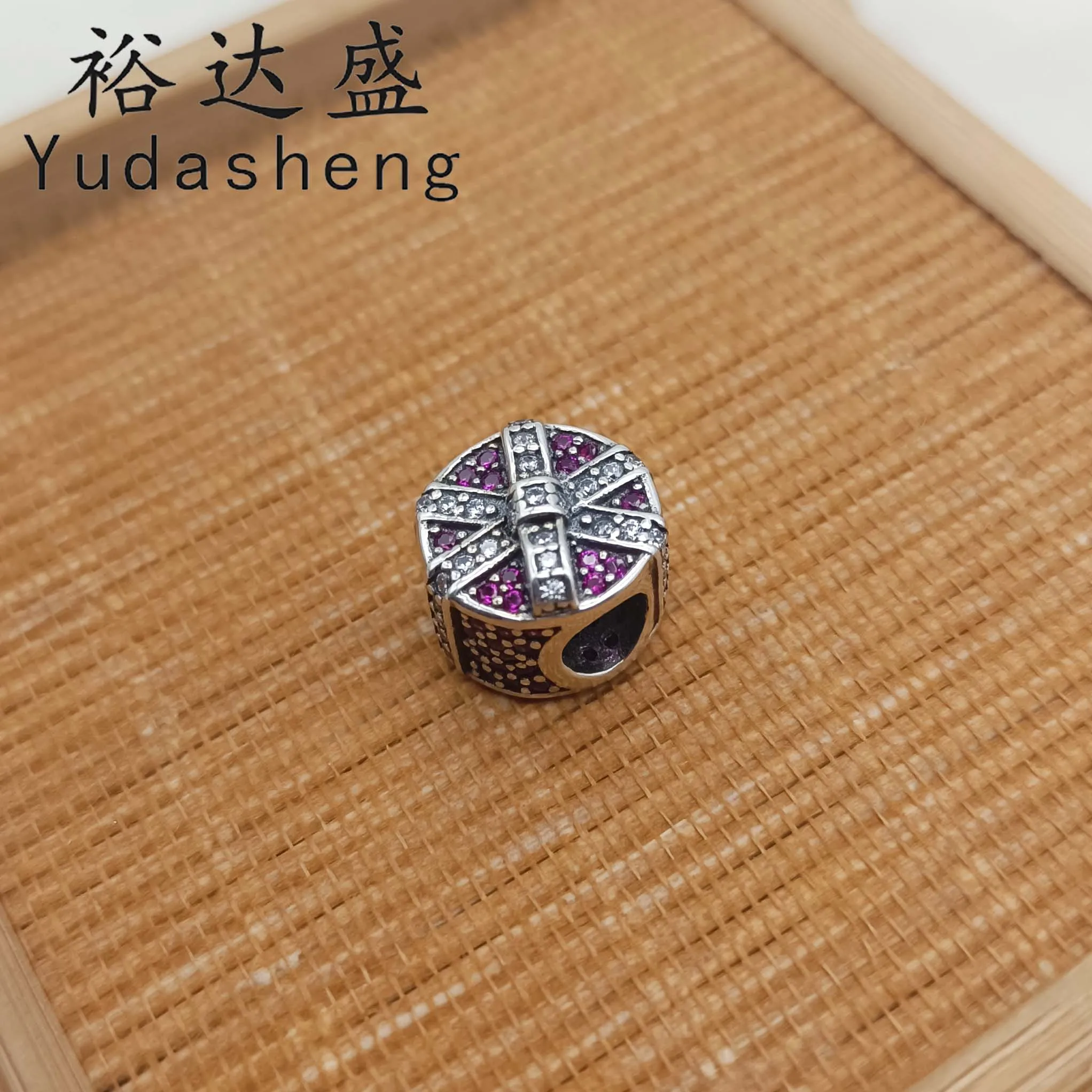 High Quality Jewelry Red Pave Zircon Bow Gift Box Beaded Charm Christmas Factory Wholesale
High Quality Jewelry Red Pave Zircon Bow Gift Box Beaded Charm Christmas Factory Wholesale