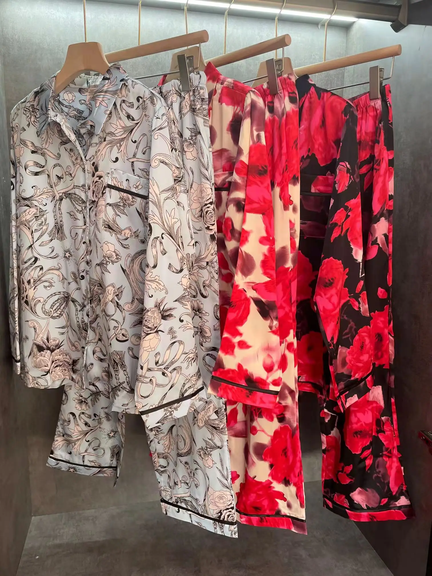 Spring 2022 Women's New Satin Stitching Contrast Color Printing Silk Ice Soft Long-sleeved Trousers Pajamas Home Service Suit
Spring 2022 Women's New Satin Stitching Contrast Color Printing Silk Ice Soft Long-sleeved Trousers Pajamas Home Service Suit