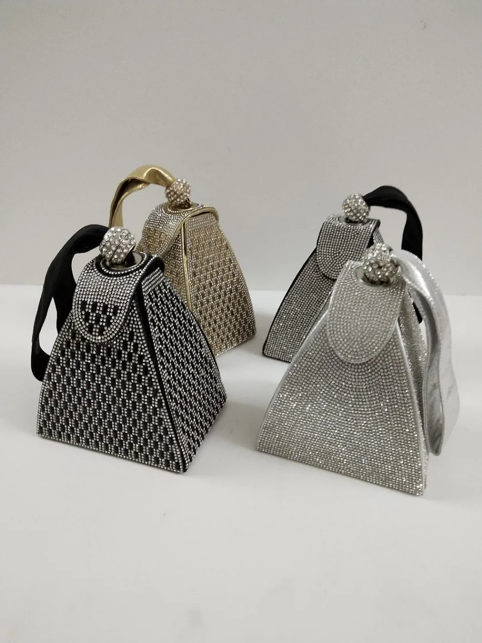 Fashion New Diamond Party Evening Bag Rhinestone Tote Designer HandBags for Women 2022 Temperament Retro Banquet Small Bags
Fashion New Diamond Party Evening Bag Rhinestone Tote Designer HandBags for Women 2022 Temperament Retro Banquet Small Bags