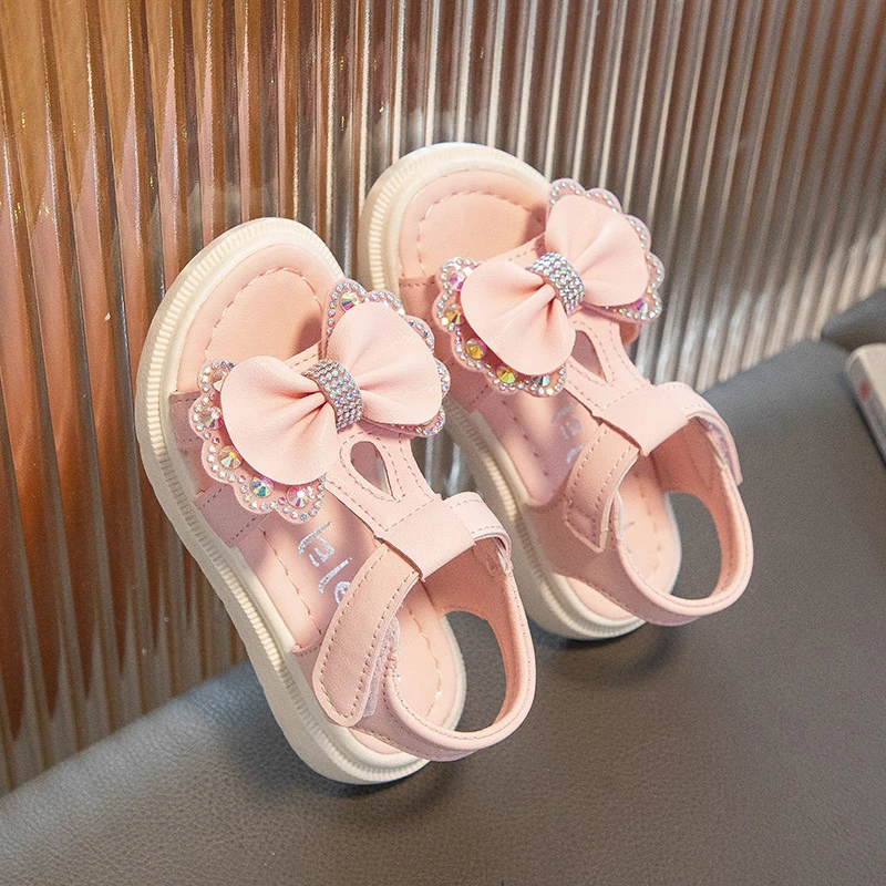 Cute Girls Sandals 2023 Kids Versatile Soft Bow Rhinestones Pink Solid Color Hook & Loop Children Fashion Casual Shoes Soft PU
Cute Girls Sandals 2023 Kids Versatile Soft Bow Rhinestones Pink Solid Color Hook & Loop Children Fashion Casual Shoes Soft PU