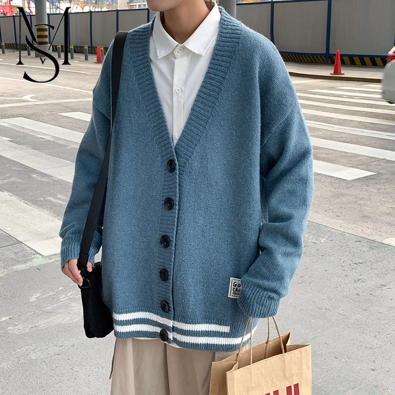 Sweater men's autumn and winter fashion trend of 2022 V-neck cardigan button loose solid color outerwear sweater men's wear
Sweater men's autumn and winter fashion trend of 2022 V-neck cardigan button loose solid color outerwear sweater men's wear