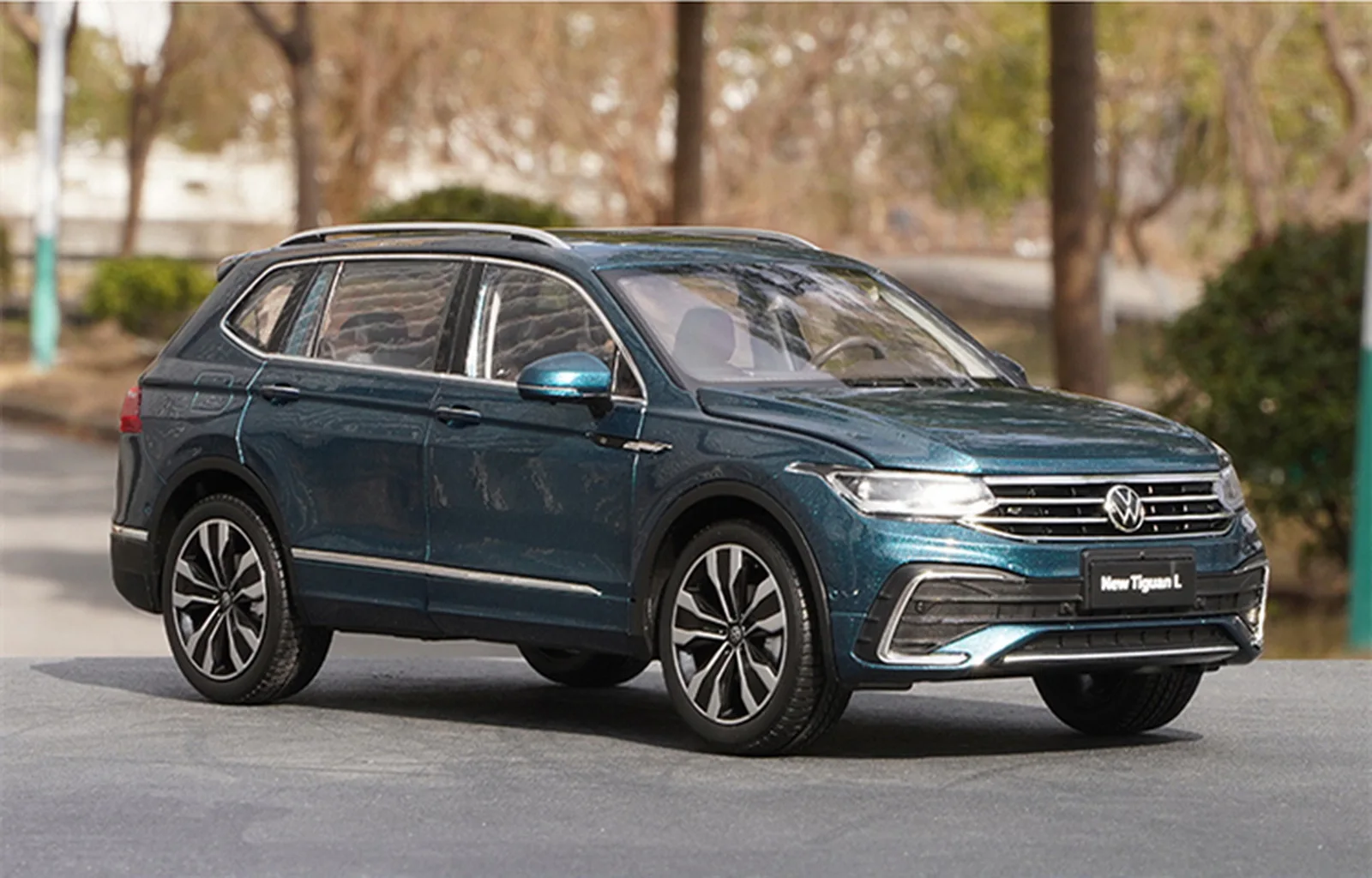 1/18 VW Volkswagen New Tiguan L 2022 синяя коллекция литых под давлением моделей автомобилей
1/18 VW Volkswagen New Tiguan L 2022 синяя коллекция литых под давлением моделей автомобилей
