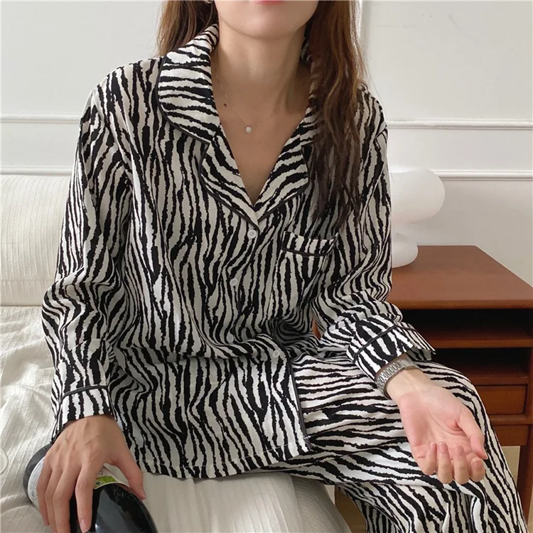 Korean Version of Spring and Autumn Ladies Long Sleeve Pajamas Home Wear Leopard Print Sexy Loose Milk Silk
Korean Version of Spring and Autumn Ladies Long Sleeve Pajamas Home Wear Leopard Print Sexy Loose Milk Silk
