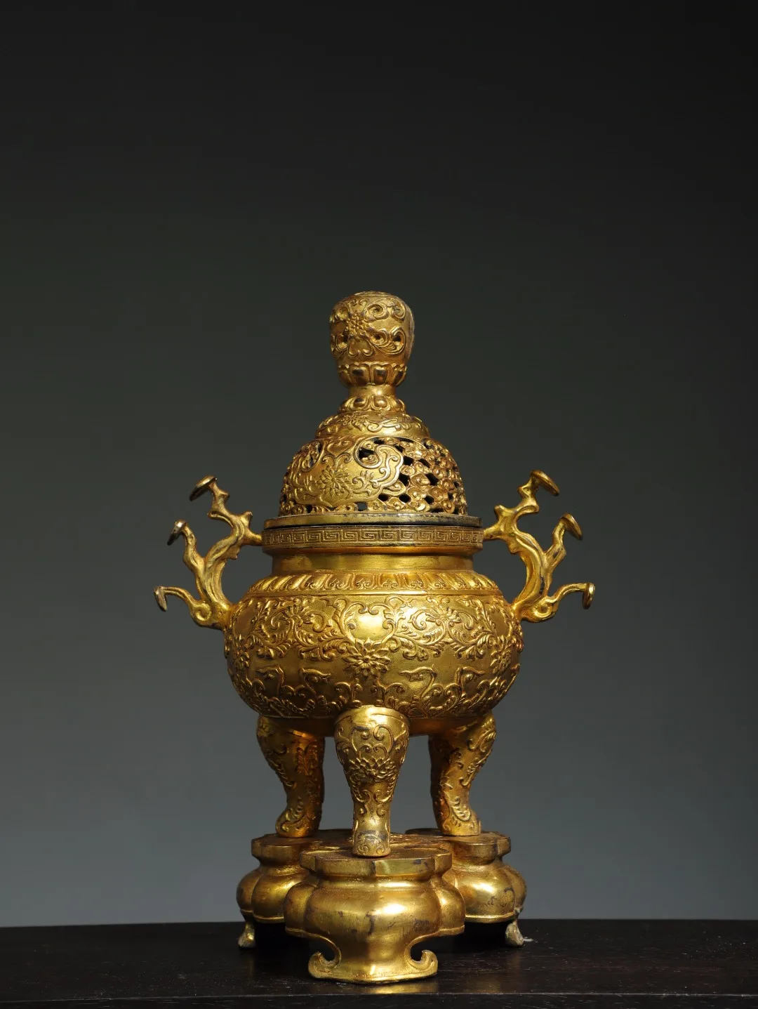 12"Tibet Temple Collection Old Bronze Cinnabar Gilded Dragon Statue Dragon texture Ganoderma EarThree legged incense burner
12"Tibet Temple Collection Old Bronze Cinnabar Gilded Dragon Statue Dragon texture Ganoderma EarThree legged incense burner
