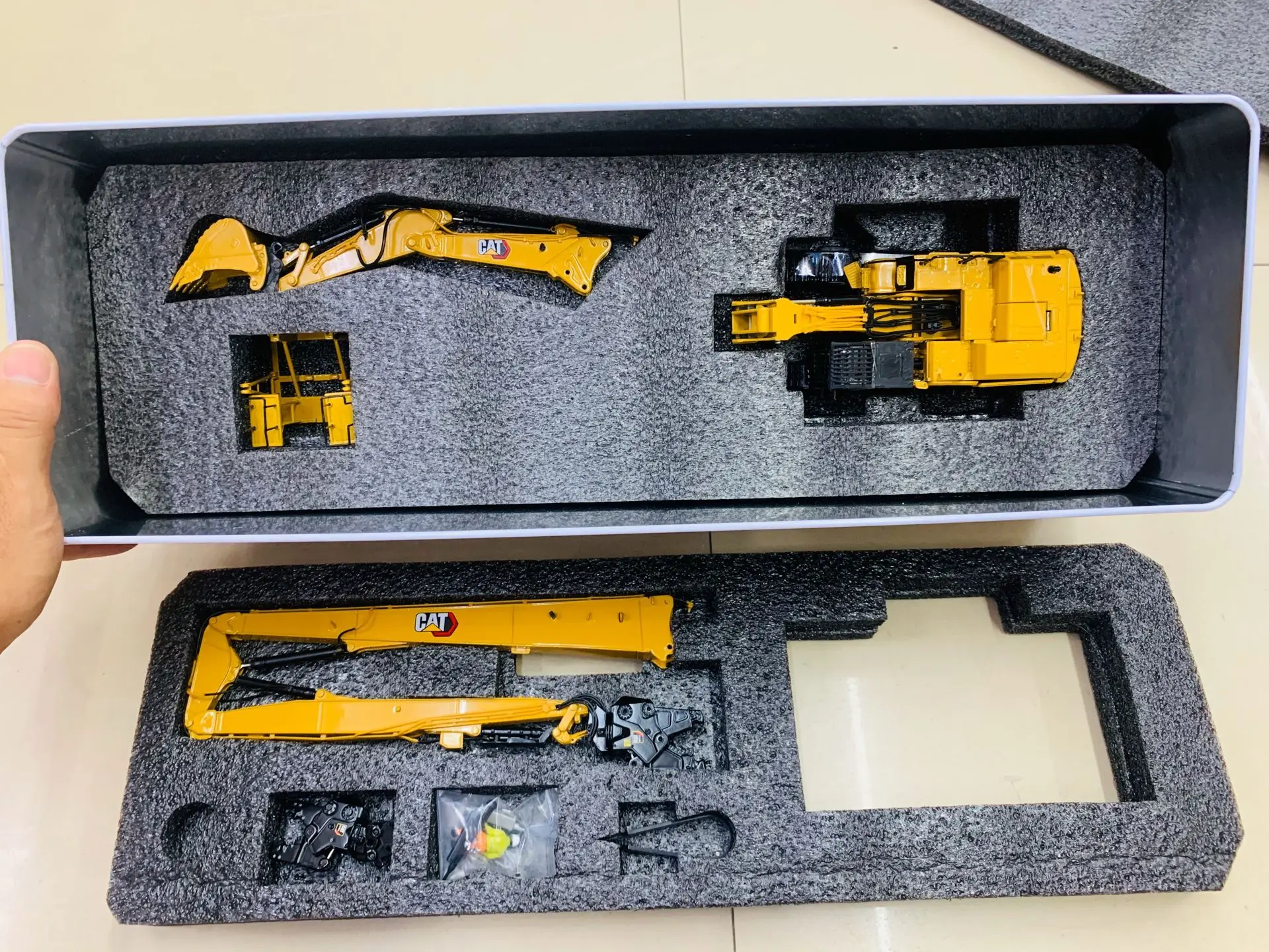 Caterpillar Cat 352 Ultra High Demolition Hydraulic Excavator 1:50 Scale Metal By DieCast Masters 85663
Caterpillar Cat 352 Ultra High Demolition Hydraulic Excavator 1:50 Scale Metal By DieCast Masters 85663