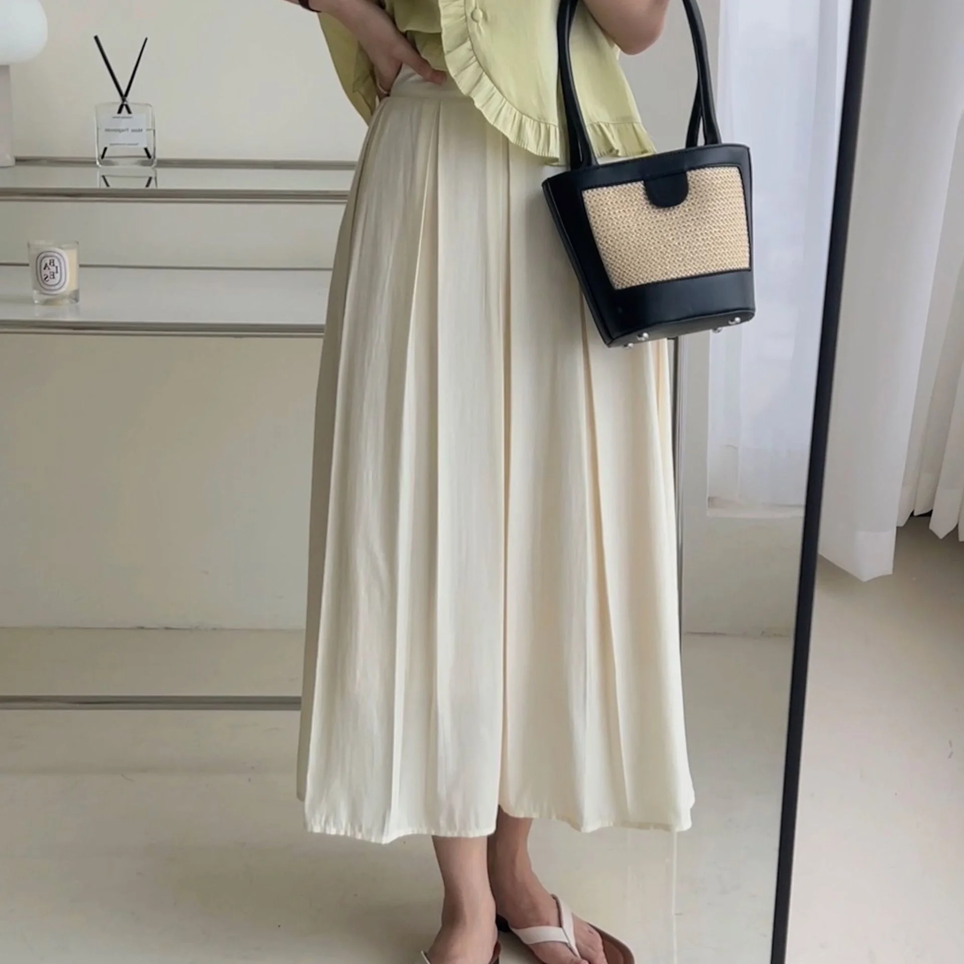 2022 Summer French Romantic High Waist A-line Pleated Skirt Ins Elegant Big Swing Temperament Slim Skirt
2022 Summer French Romantic High Waist A-line Pleated Skirt Ins Elegant Big Swing Temperament Slim Skirt