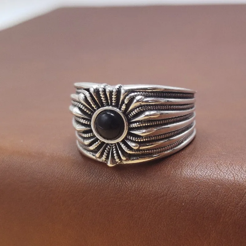 Versatile and unique for men and women, niche retro inlaid red chalcedony abstract jewelry ring
Versatile and unique for men and women, niche retro inlaid red chalcedony abstract jewelry ring