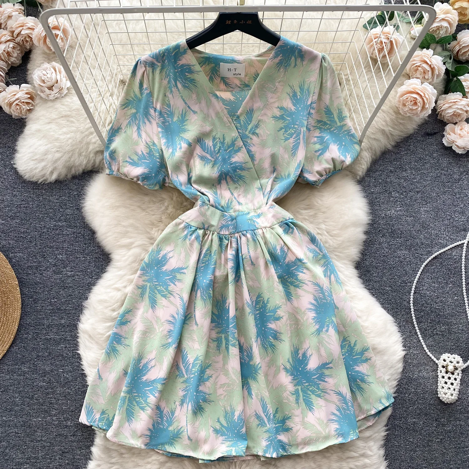 Женское шифоновое платье-трапеция с V-образным вырезом и рукавами-фонариками 
Женское шифоновое платье-трапеция с V-образным вырезом и рукавами-фонариками