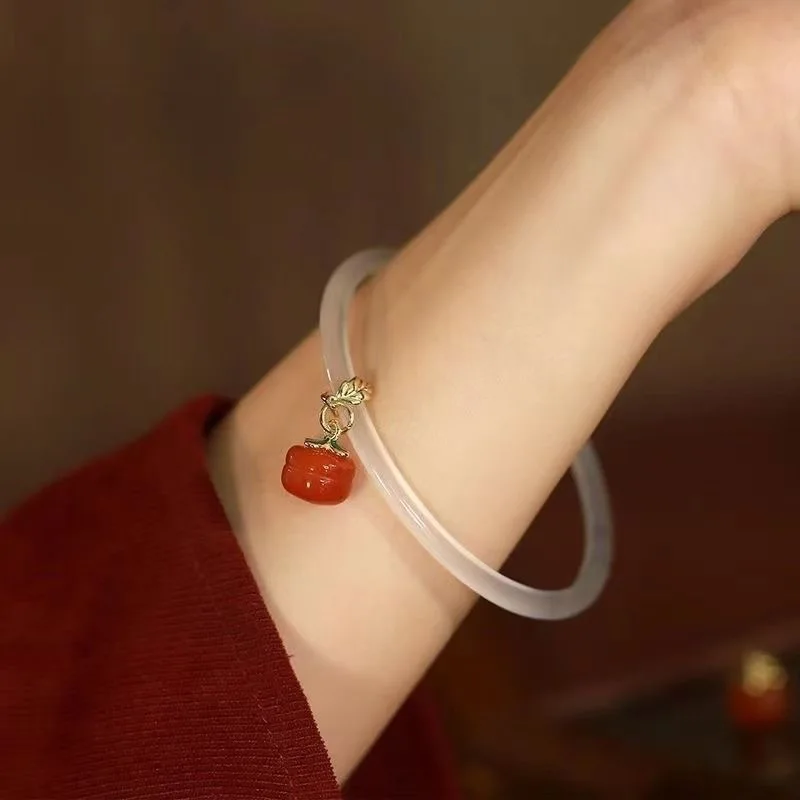 1 Pair Ethnic Charm Bell Jade Bracelet for Women Simple Vintage Peach Blossom Persimmon Wind Chimes Pendant White Bangle Jewelry
1 Pair Ethnic Charm Bell Jade Bracelet for Women Simple Vintage Peach Blossom Persimmon Wind Chimes Pendant White Bangle Jewelry