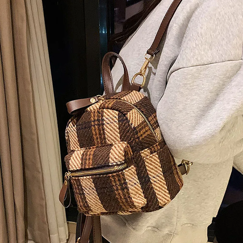 2022 Winter Plaid Nylon Women Backpack New Korean Students Small Schoolbag Campus Stripe Style Fashion Girls Travel Bags 
2022 Winter Plaid Nylon Women Backpack New Korean Students Small Schoolbag Campus Stripe Style Fashion Girls Travel Bags