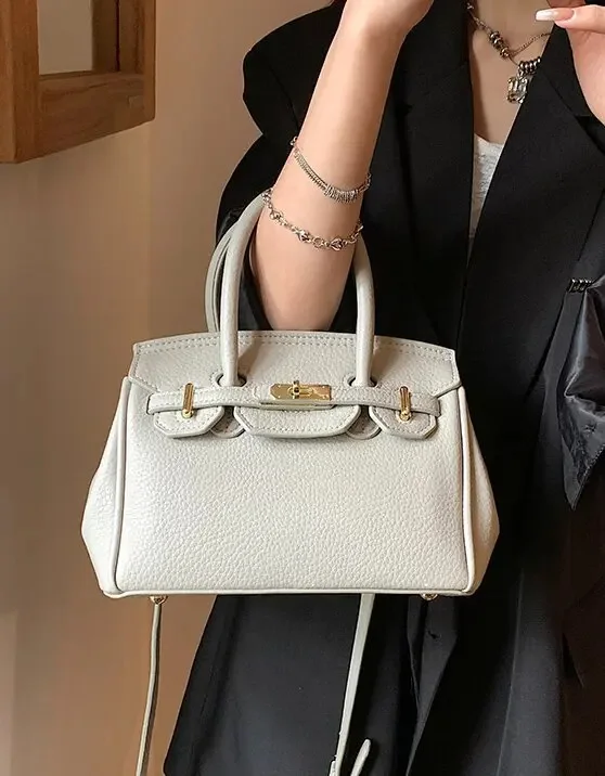 Handbag new simple fashion women's crossbody bag Large capacity exquisite Hot Sale
Handbag new simple fashion women's crossbody bag Large capacity exquisite Hot Sale