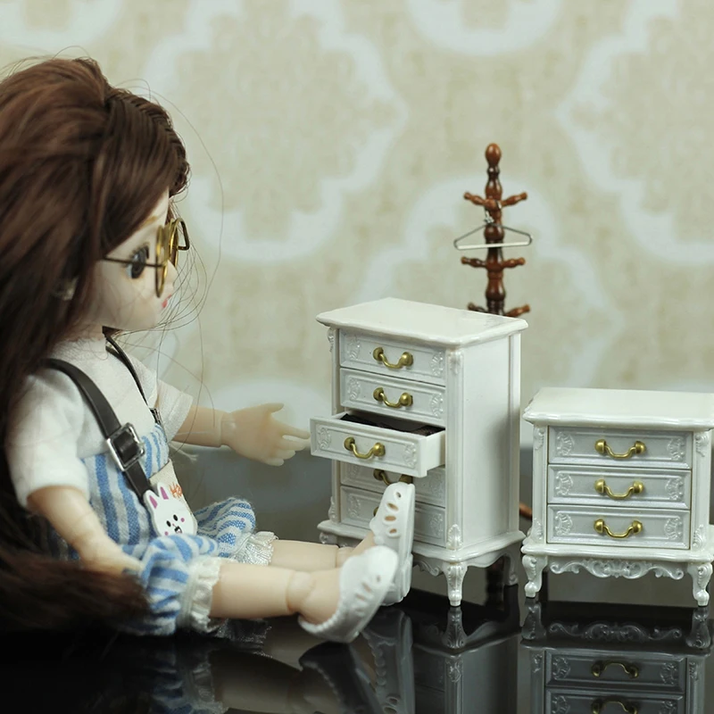 1Pc 1:12 Dollhouse Miniature Chest Of Drawer Bedroom Bedside Table Storage Drawer Cabinet Model Furniture Doll House Accessories
1Pc 1:12 Dollhouse Miniature Chest Of Drawer Bedroom Bedside Table Storage Drawer Cabinet Model Furniture Doll House Accessories