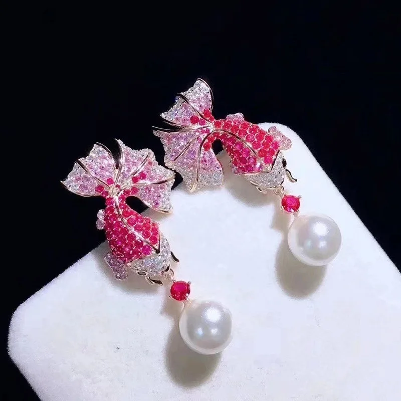Wholesale 925 Silver Gradient Pink Goldfish Earrings Korean Style Fashionable Elegant Personalized Goldfish Pearl Earrings
Wholesale 925 Silver Gradient Pink Goldfish Earrings Korean Style Fashionable Elegant Personalized Goldfish Pearl Earrings