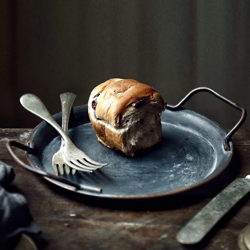 Home Decoration Table Photographing European Retro Round Iron Plate with Handles Metal Vintage French Bread Tray Retro Plates
Home Decoration Table Photographing European Retro Round Iron Plate with Handles Metal Vintage French Bread Tray Retro Plates
