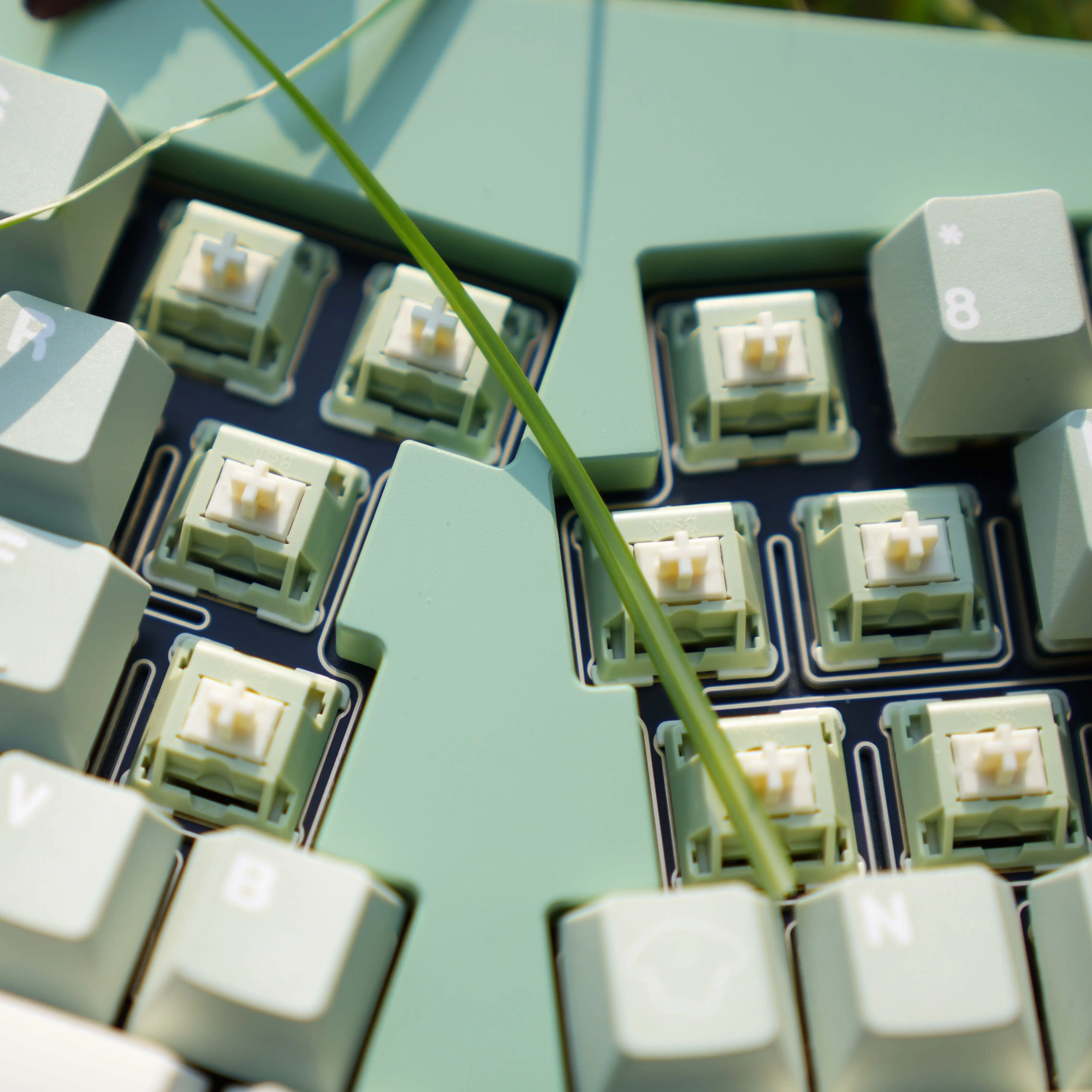 Keebox INVYR YOU BSUN HIFI Switches Spring Linear Switches Factory Lubed Customize Thocky Switches For Mechanical Keyboard
Keebox INVYR YOU BSUN HIFI Switches Spring Linear Switches Factory Lubed Customize Thocky Switches For Mechanical Keyboard