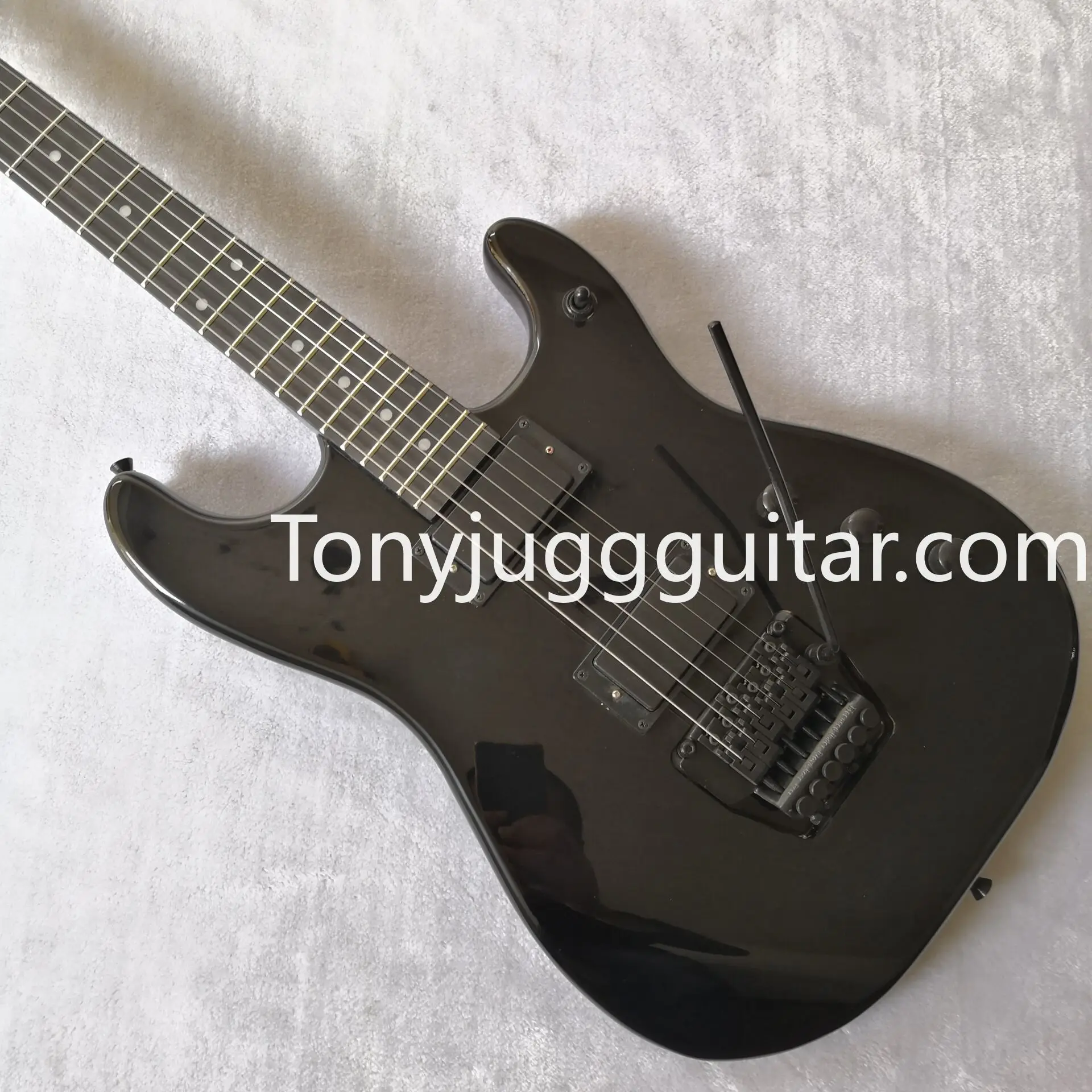 Tom Morello Arm для бездомных, блестящий черный цвет, Floyd Rose Tremolo мост и фиксирующая гайка, копия EMG пикапов
Tom Morello Arm для бездомных, блестящий черный цвет, Floyd Rose Tremolo мост и фиксирующая гайка, копия EMG пикапов