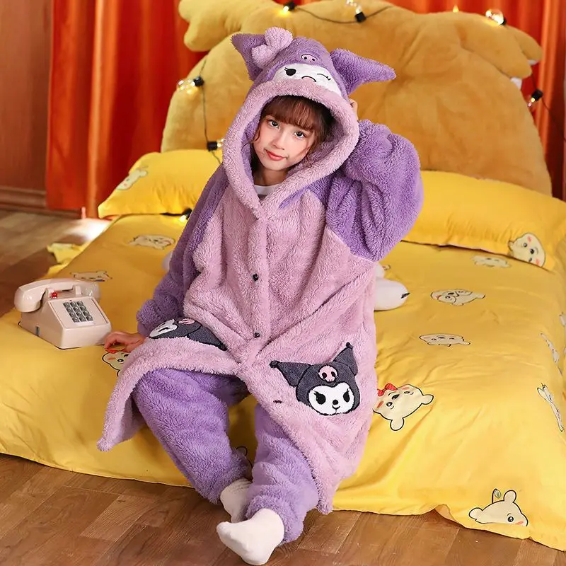Утепленная Пижама Sanrio Cinnamoroll Kuromi для девочек из кораллового бархата, мультяшный детский теплый халат для сна, домашняя одежда на осень и зиму, подарок
Утепленная Пижама Sanrio Cinnamoroll Kuromi для девочек из кораллового бархата, мультяшный детский теплый халат для сна, домашняя одежда на осень и зиму, подарок